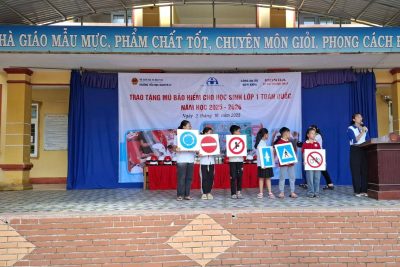 Trường TH Nguyên Lý, xã Nam Xang kết hợp với Công ty Honda Thanh Thùy và Công an xã Nam Xang đã tổ chức chương trình trao tặng mũ bảo hiểm cho học sinh lớp 1