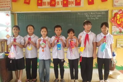 Hoạt động trải nghiệm làm Lồng đèn trung thu cùng các bạn học sinh khối 4 trường Tiểu học Nguyên Lý – xã Nam Xang