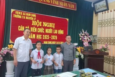 Hợp tác xã Tây Bắc – Yên Châu, Sơn La tặng quà cho học sinh có hoàn cảnh khó khăn